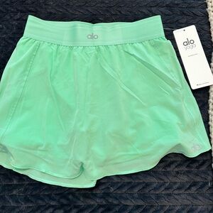 Alo Yoga skirt with built im shorts in neon green size small (4)
